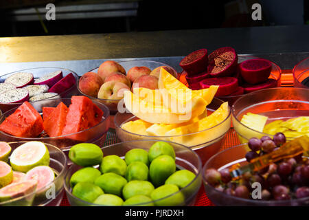 Tropische Früchte Schichten in einem Obstsalat store Stockfoto