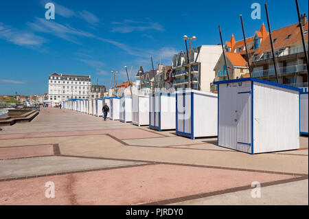 Wimereux, Frankreich - 16. Juni 2018: Strand Hütten auf die Strandpromenade. Stockfoto