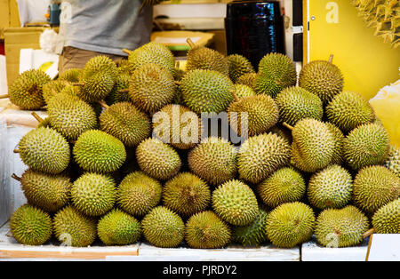 Durian Frucht auf einem Stapel an der Früchte Markt Stockfoto