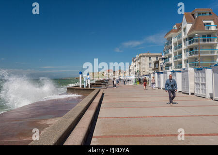 Wimereux, Frankreich - 16. Juni 2018: die Menschen zu Fuß direkt an der Uferpromenade als Wellen schlagen die Sea Wall. Stockfoto