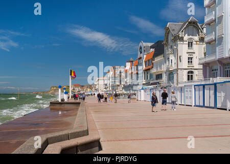 Wimereux, Frankreich - 16. Juni 2018: die Menschen zu Fuß an der Strandpromenade Stockfoto