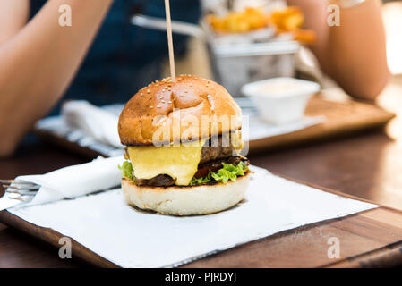 Leckere Cheeseburger o ein Fach im Restaurant Stockfoto