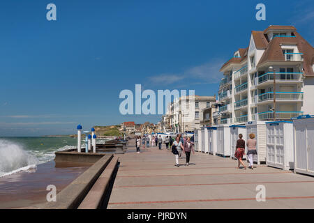 Wimereux, Frankreich - 16. Juni 2018: die Menschen zu Fuß an der Strandpromenade Stockfoto