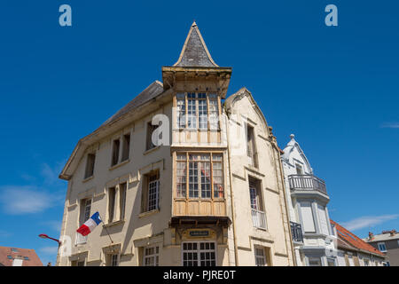 Wimereux, Frankreich - 16. Juni 2018: Traditionelles Haus über blauen Himmel Stockfoto