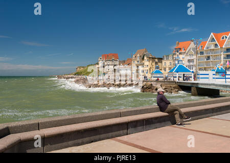 Wimereux, Frankreich - 16. Juni 2018: Strandpromenade im Sommer. Stockfoto