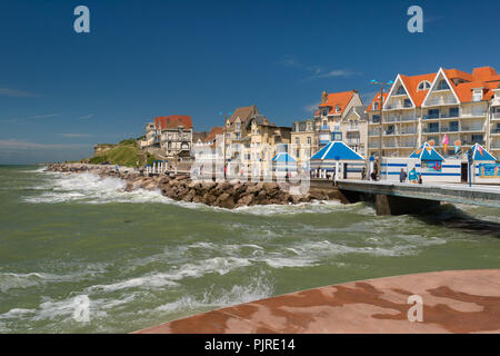 Wimereux, Frankreich - 16. Juni 2018: Strandpromenade im Sommer. Stockfoto