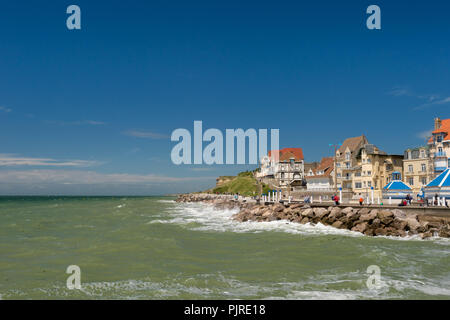 Wimereux, Frankreich - 16. Juni 2018: Strandpromenade im Sommer. Stockfoto