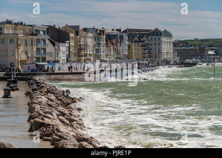 Wimereux, Frankreich - 16. Juni 2018: Weitwinkelaufnahme der Uferpromenade mit Wellen schlagen der Sea Wall. Stockfoto