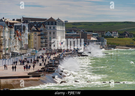 Wimereux, Frankreich - 16. Juni 2018: Weitwinkelaufnahme der Uferpromenade mit Wellen schlagen der Sea Wall. Stockfoto