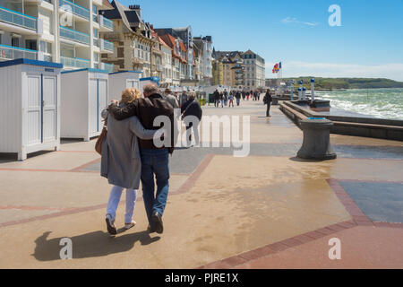 Wimereux, Frankreich - 16. Juni 2018: die Menschen zu Fuß an der Strandpromenade Stockfoto