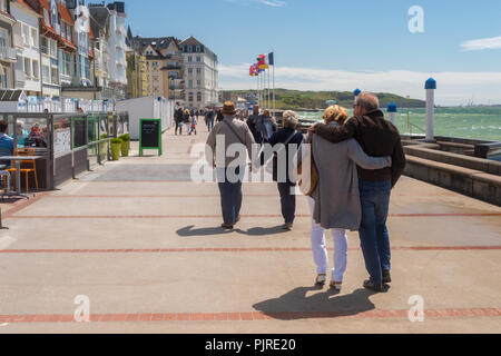 Wimereux, Frankreich - 16. Juni 2018: die Menschen zu Fuß an der Strandpromenade Stockfoto