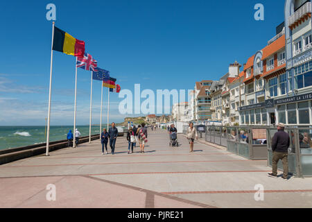 Wimereux, Frankreich - 16. Juni 2018: die Menschen zu Fuß an der Strandpromenade Stockfoto