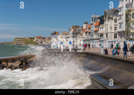 Wimereux, Frankreich - 16. Juni 2018: die Menschen zu Fuß direkt an der Uferpromenade als Wellen schlagen die Sea Wall. Stockfoto
