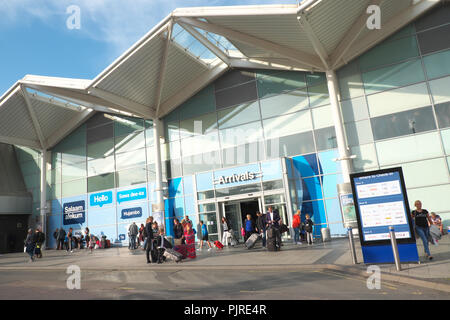 Der Flughafen Birmingham UK Ankunftshalle Gebäude im August 2018 Stockfoto