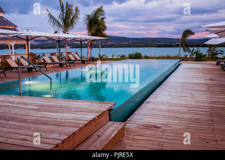 Sonnenuntergang in Falmouth Jamaika. Orange tropischen Himmel. Weiße