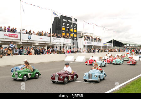 Konkurrenten fahren Austin J40 Pedal Cars, nehmen teil an der Settrington Cup an Tag zwei des Goodwood Revival im Goodwood Motor Circuit, Chichester. Stockfoto