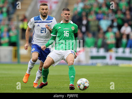 Nordirlands Oliver Norwood (rechts) und Bosnien und Herzegowina Elvis Saric in Aktion die UEFA Nationen Liga, Liga B Gruppe drei Match im Windsor Park, Belfast. Stockfoto