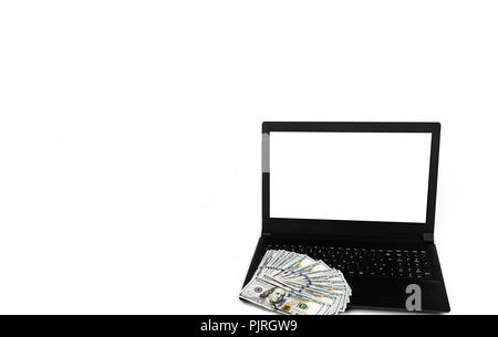 Laptop oder Notebook mit weit verbreiteten von Dollar Bargeld auf weißem Hintergrund mit sauberem leeres Display isoliert. Vorlage, Mock up. Stockfoto