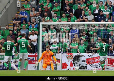 Nordirland Torwart Bailey Peacock-Farrell setzt seine Arme vergeblich - wie Bosnien und Herzegowina Kerben ihr erstes Ziel während der UEFA Nationen Liga, Liga B Gruppe drei Match im Windsor Park, Belfast. Stockfoto