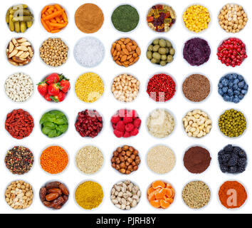 Obst und Gemüse Beeren Gewürze Kräuter von oben auf weißem Hintergrund Stockfoto