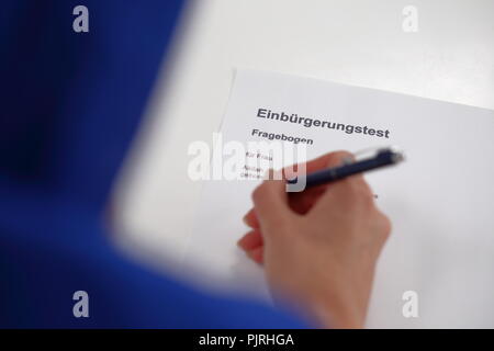 Eine Frau, die das Ausfüllen eines deutschen Staatsbürgerschaft Test Stockfoto