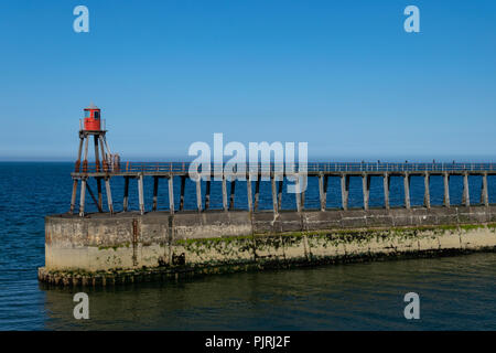 Whitby Osten Pier Nebenstellenport rote Rundumleuchte auf Hafeneinfahrt Stockfoto