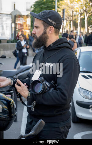 Street Style Fashion Fotograf Adam Katz Grieg außerhalb der Ellery zeigen im Palais de Tokyo in Paris Fashion Week Frühjahr/Sommer 2017 auf Oktober 04, 2016 in Paris, Frankreich (Foto von Hugh Peterswald) Stockfoto