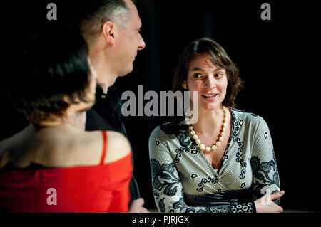 Theater Company De Reynaertghesellen spielen" Nicht alle Dieven Komen Ongelegen/Non Tutti I Ladri Vengono Per Nuocere" von Dario Fo, die von Bar gerichtet Stockfoto