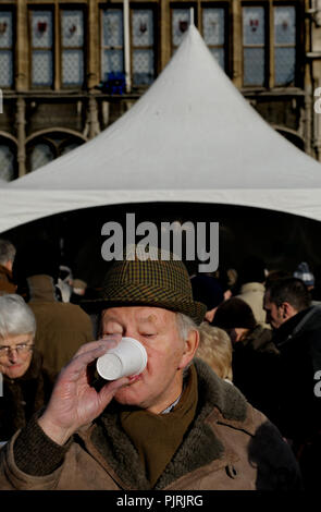 Nieuwjaarsdrink op de Grote Markt van Antwerpen, aangeboden door Het stadsbestuur als nieuwjaarsgeschenk (4900, 11/01/2009) Stockfoto