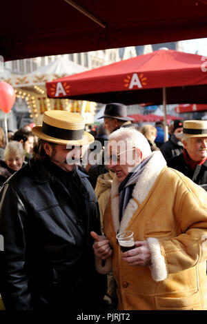 Nieuwjaarsdrink op de Grote Markt van Antwerpen, aangeboden door Het stadsbestuur als nieuwjaarsgeschenk (4900, 11/01/2009) Stockfoto