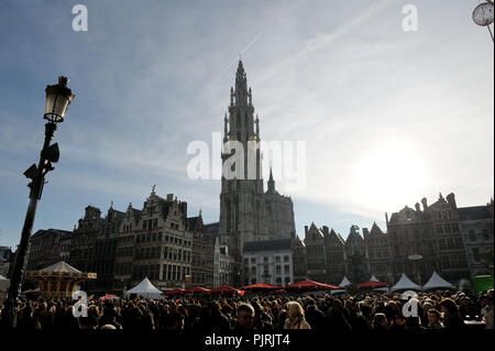 Nieuwjaarsdrink op de Grote Markt van Antwerpen, aangeboden door Het stadsbestuur als nieuwjaarsgeschenk (4900, 11/01/2009) Stockfoto