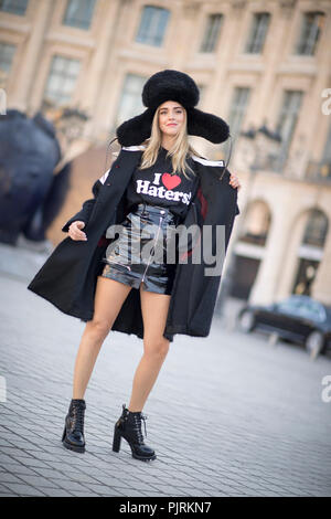 Italienische blogger Chiara Ferragni' die Blonde Salat 'kommt für die Louis Vuitton Show am Place Vendôme in Paris Fashion Week Frühjahr/Sommer 2017. Stockfoto