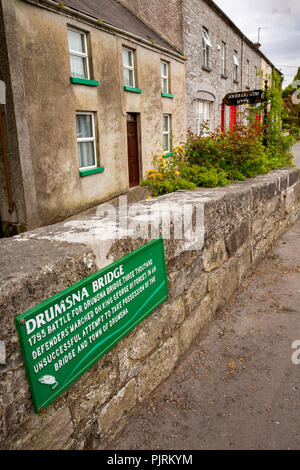 Irland, Co Leitrim, Drumsna, Schlacht Plakette 1795 alte Steinbrücke über den Fluss Shannon Stockfoto