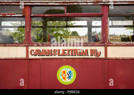 Irland, Co Leitrim, Dromod, Cavan und Leitrim Railway Museum, Logo auf Eisenbahnwagen Stockfoto