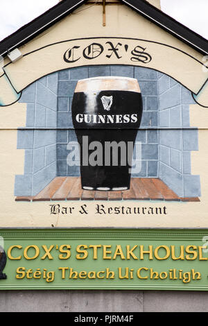 Irland, Co Leitrim, Dromod, Dorf, Cox's Steakhouse Restaurant und Bar, bemalten Giebel Guinness Werbung Stockfoto