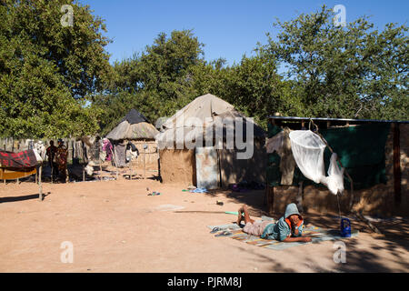 Leben in einer SAN-Dorf in Namibia, Afrika Stockfoto