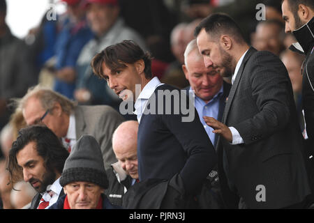 Crawley manager Gabriele Cioffi Uhren von der Tribüne aus während des Skybet Liga zwei Gleiche an Sincil Bank Stadium, Lincoln. Stockfoto