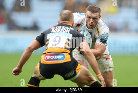 Von Exeter Sam Simmonds ist von Wespen Dan Robson während der gallagher Premiership Match in der Ricoh Arena in Coventry in Angriff genommen. Stockfoto