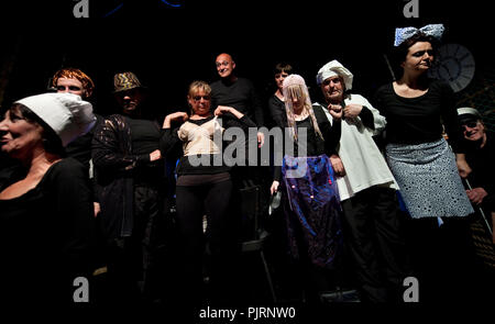 Theater Theater & Playerwater Toneelgezelschap Het Wagonnetje spielen" Onder Het Melkwoud" von Dylan Thomas, unter der Regie von Willi De Wit (Belgiu Stockfoto