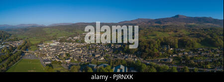 Antenne Panoramablick von DOLGELLAU, kleiner Markt am Fuße des Cadair Idris Berge eingebettet im Herzen des Snowdonia National Park Gwynedd, Wales UK [von CAA-gemacht lizensiert und versichert drone Operator] Stockfoto