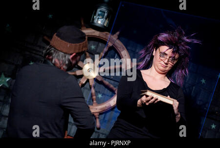 Theater Theater & Playerwater Toneelgezelschap Het Wagonnetje spielen" Onder Het Melkwoud" von Dylan Thomas, unter der Regie von Willi De Wit (Belgiu Stockfoto