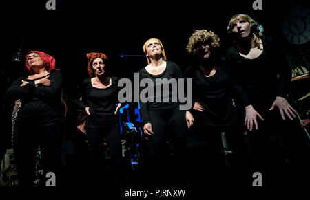Theater Theater & Playerwater Toneelgezelschap Het Wagonnetje spielen" Onder Het Melkwoud" von Dylan Thomas, unter der Regie von Willi De Wit (Belgiu Stockfoto