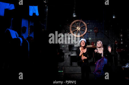 Theater Theater & Playerwater Toneelgezelschap Het Wagonnetje spielen" Onder Het Melkwoud" von Dylan Thomas, unter der Regie von Willi De Wit (Belgiu Stockfoto