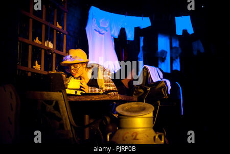Theater Theater & Playerwater Toneelgezelschap Het Wagonnetje spielen" Onder Het Melkwoud" von Dylan Thomas, unter der Regie von Willi De Wit (Belgiu Stockfoto