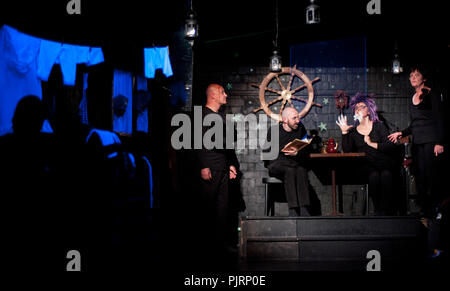Theater Theater & Playerwater Toneelgezelschap Het Wagonnetje spielen" Onder Het Melkwoud" von Dylan Thomas, unter der Regie von Willi De Wit (Belgiu Stockfoto