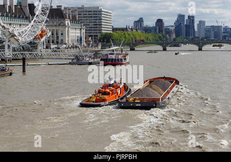 Schubschiff mit Schiff auf der Themse, London England United Kingdom UK Stockfoto