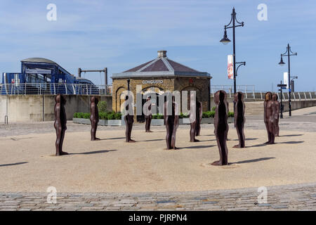 Die Montage der Skulptur von Peter Burke, am Eingang zu Woolwich Arsenal Pier, London England United Kingdom UK Stockfoto