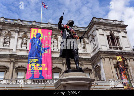 Statue von Sir Joshua Reynolds an der Königlichen Akademie der Künste, Piccadilly, London England United Kingdom UK Stockfoto