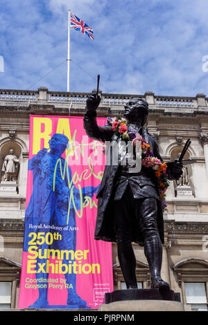 Statue von Sir Joshua Reynolds an der Königlichen Akademie der Künste, Piccadilly, London England United Kingdom UK Stockfoto