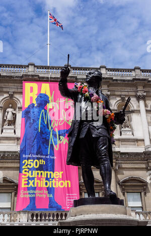 Statue von Sir Joshua Reynolds an der Königlichen Akademie der Künste, Piccadilly, London England United Kingdom UK Stockfoto